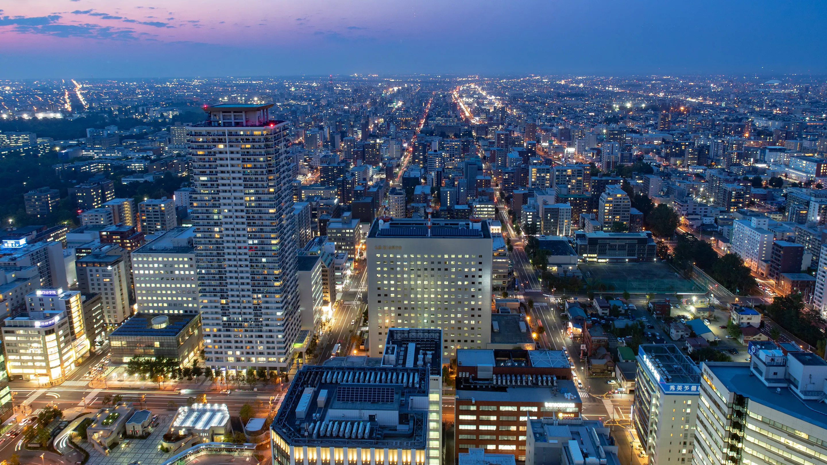 山から見た札幌市街の夕景